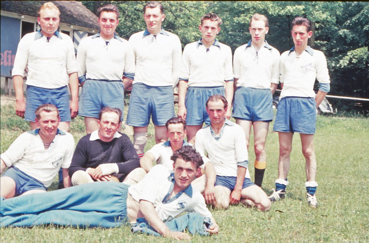 Handballer vor dem Eisenbahner, 1957