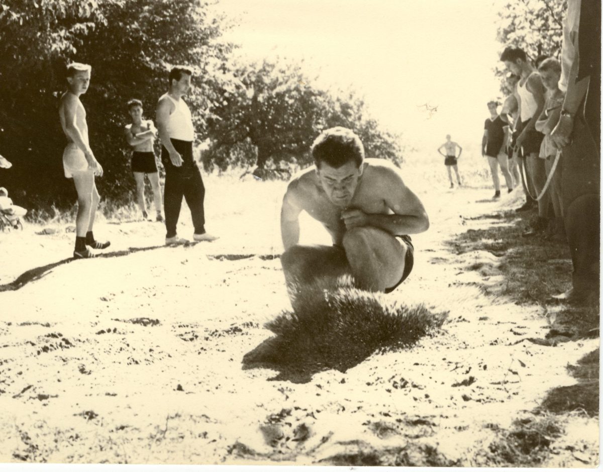 Gerhard Schaupp in der alten Weitsprunggrube, 1963