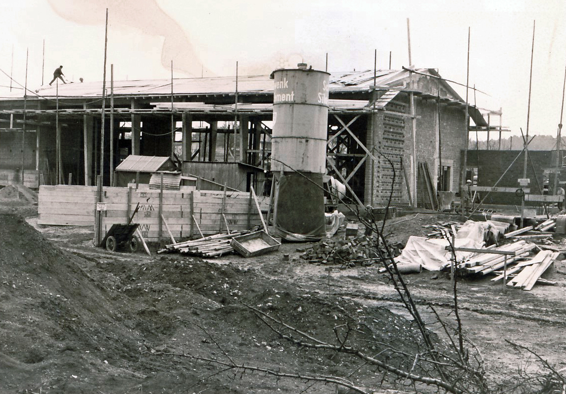 Rohbau der Gemeindehalle, 1963