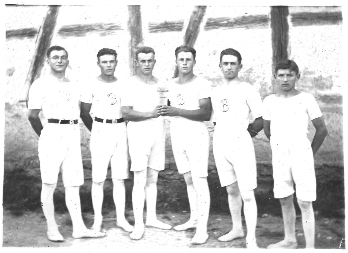Turnriege beim Ernteturnen, 1925
