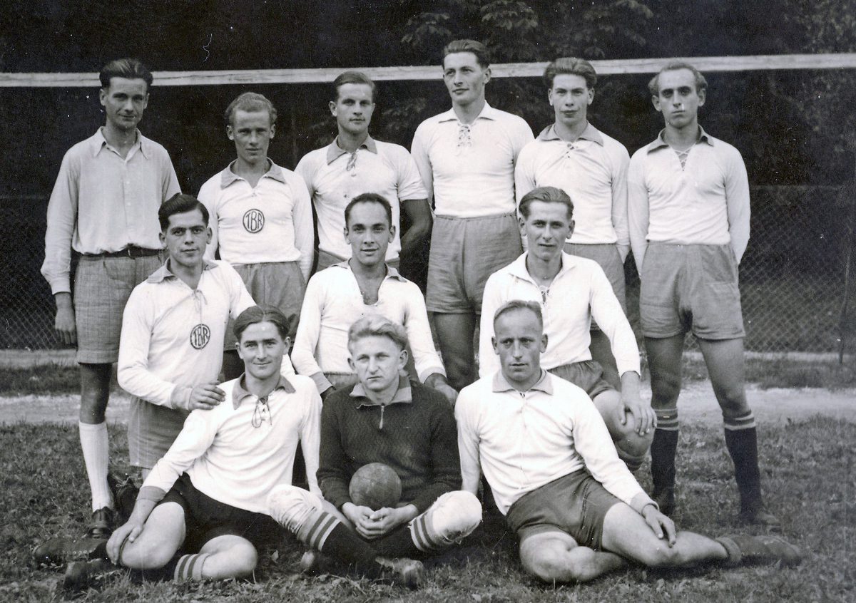Handballer am neuen Tor, 1949