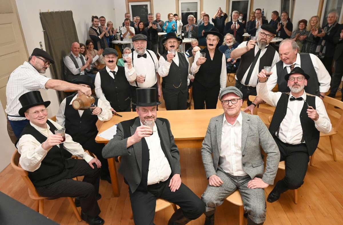 Gründungsreenactment im Rößle: Mitglieder in historischer Kleidung beim 100-Jahre-Fest